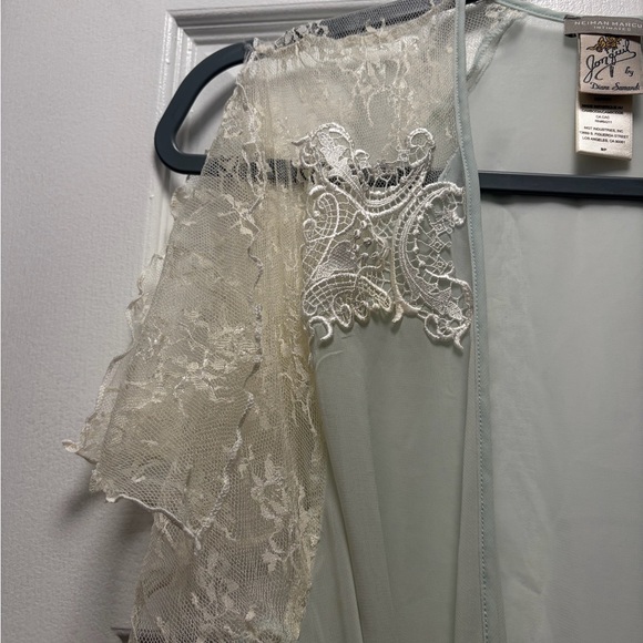 Neiman Marcus Intimates - Picture 2 of 7